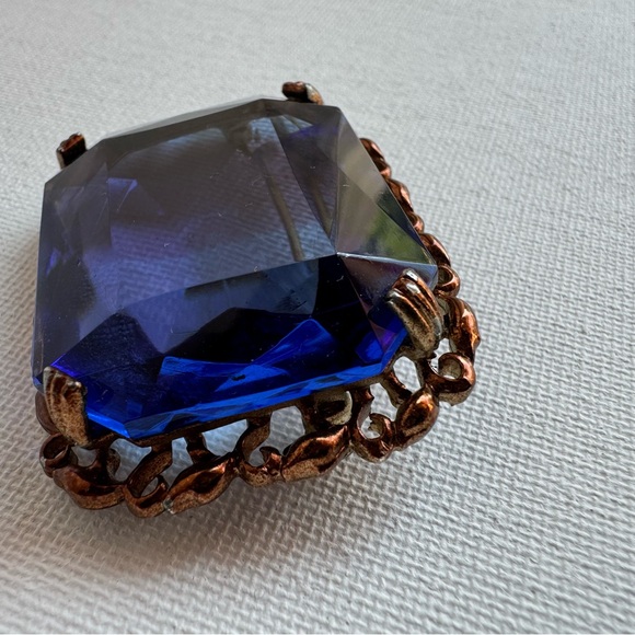 Vintage Sapphire Blue Faceted Glass Brooch - Picture 10 of 14
